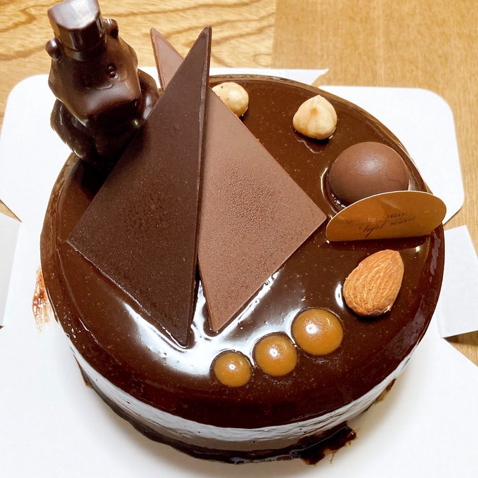 明日は娘②の誕生日なので我が家は今日がクリスマス本番ですケーキはおじいが予約して買ってきてくれた、セブンの鎧塚さん監修のキャラメルショコラ濃厚なチョコとキャラメルムースのコク、ザクザクのビスキュイが美味しかった〜毎年有名パティシエコラボのやつ買ってくれw 
