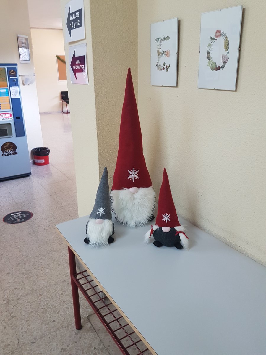 eoivallecas's tweet photo. ¡¡Feliz Navidad!! Merry Christmas! Joyeux Noël! Frohe Weihnachten! https://t.co/flHB9GkfFF