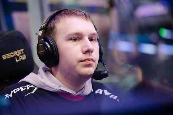 NoContextDota2's tweet image. If you ever need a reason to quit Dota, just take a look at these 4 pics of gpk~ and how 12 hours of pubs a day can change someone 💀