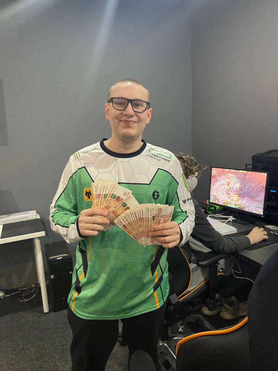 NoContextDota2's tweet image. If you ever need a reason to quit Dota, just take a look at these 4 pics of gpk~ and how 12 hours of pubs a day can change someone 💀