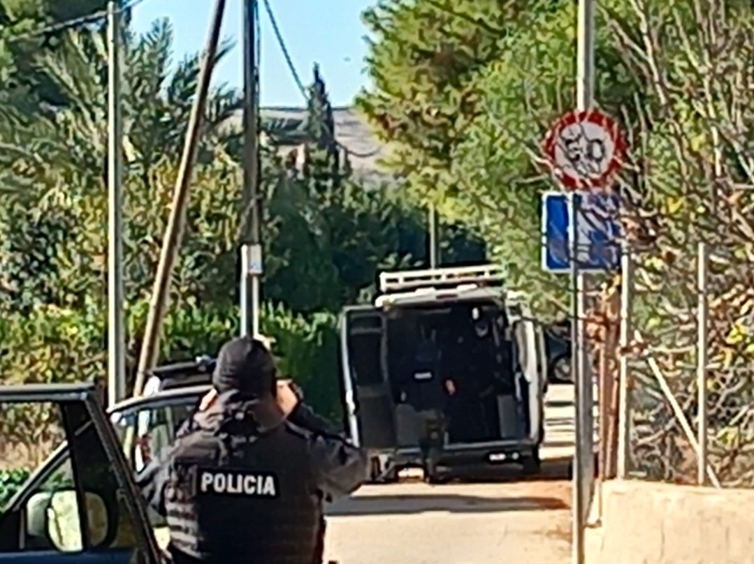AlertaZeta's tweet photo. 🔴 #ULTIMAHORA:
El GEO de la Policía Nacional libera a la hermana de un hombre armado atrincherado en una casa desde ayer en Cañada Hermosa (Murcia). 

Hay un GOES de Valencia herido tras ser disparado por escopeta de perdigones. El operativo sigue en marcha. https://t.co/Er0WI7Scm2