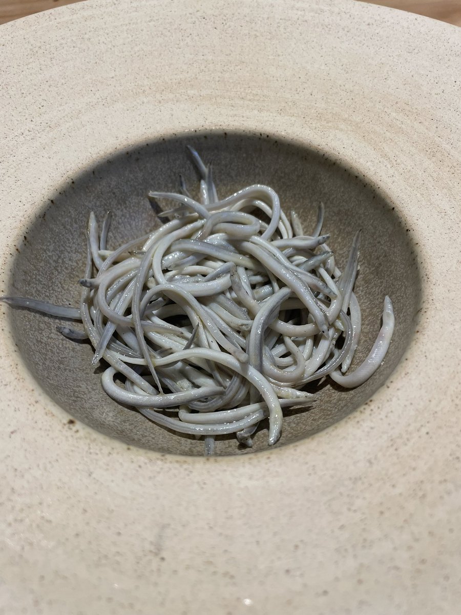 Parece imposible, pero Víctor se supera en Etxebarri año tras año Memorable servicio. Guisantes lágrima de diciembre berberechos, la magia del mejor erizo de mi vida, chuleta rubia gallega 11 años, angulas, yema y trufa, besugo. Burbujas de Moha y la mejor compañía: mi hija Paula