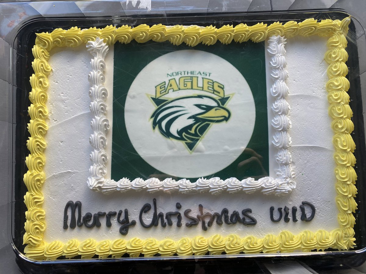 EaglesU11d's tweet photo. It was an epic Tibb’s Eve battle between the parents and the kids! Parents took the win but you’d never know from the smiles on the kids faces. Great time on the ice followed by a get together before the big guy arrives tonight. Merry Christmas!! #grinch 🏒🥅🦅🦅 https://t.co/ERMBPmCMPF