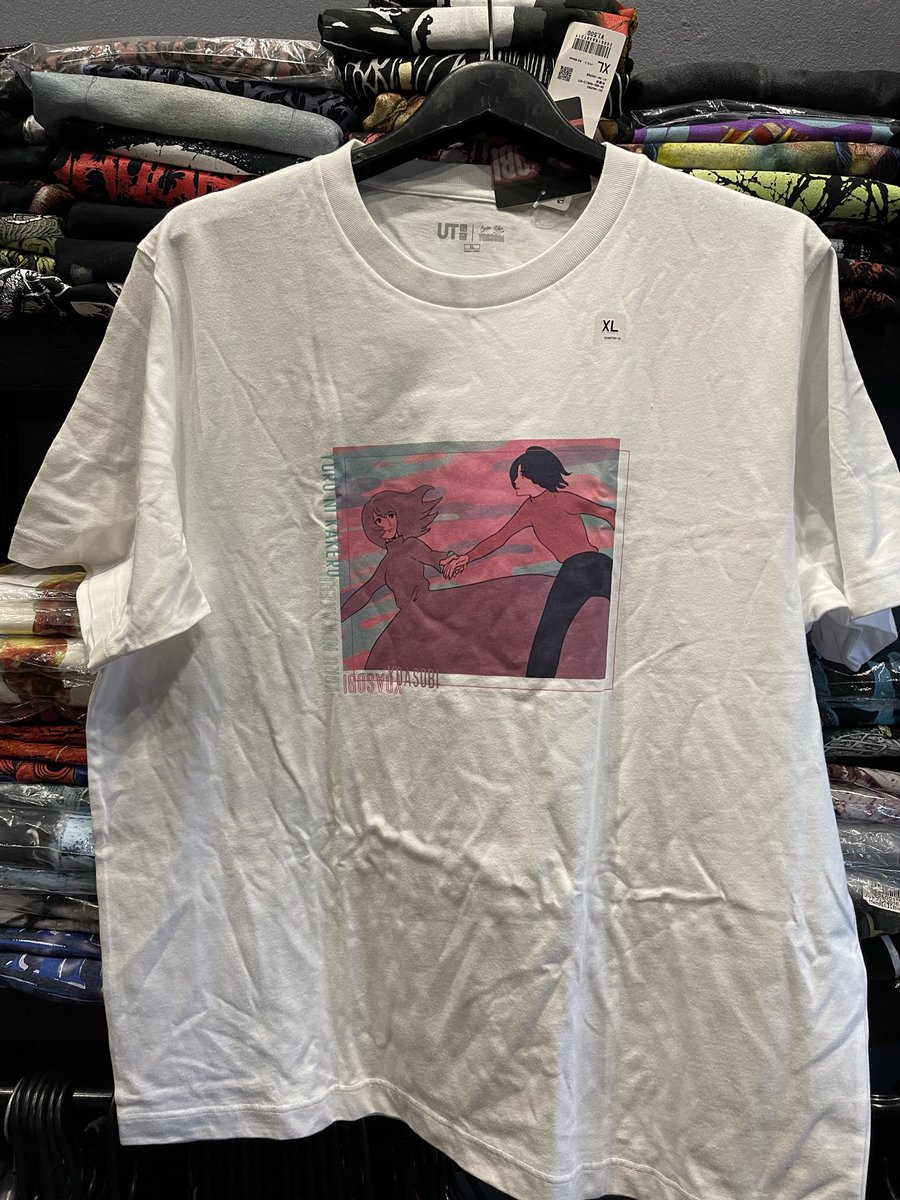 CD2handsTH's tweet photo. เสื้อจากคู่ดูโอป๊อบที่กำลังมาแรงสุดๆจากแดนปลาดิบที่มีคอนเส็ปต์ของตัวเองสุดเท่ห์อย่าง Novel into Music #YOASOBI กับลายจากซิงเกิ้ลเดบิ้วท์ของวง "YORU NI KAKERU" ลิขสิทธิ์แท้จากแบรนด์ UT ในเครือของ UNIQLO ใครสนใจมาจัดกันได้ครับ เหลือไซส์ XL และ XXL ราคา ฿890 เท่านั้น
#CD2hands https://t.co/3W9JYPV6bt