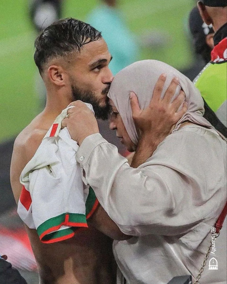 LiL_Sok_RU's tweet image. Twitter ist so der einzige Ort, wo sie dir erklären wollen, dass links normal und wunderschön ist und rechts ein problematisches Abbild des Patriarchats.