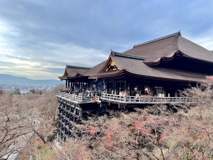今週行った京都の清水寺!いま『SAKAMOTO DAYS』の戦場になっているので、思いを馳せてきた(胎内めぐりは通路のカーブ怖いよな!) 