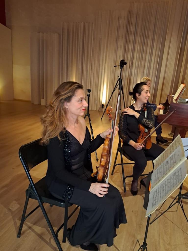 DesEquilibres13's tweet photo. J-1 🎄

L'année 2022 n'est pas encore terminée pour l'ensemble ! Actuellement en studio d'enregistrement, les musiciens vous préparent un nouvel album avec de nombreuses heures d'écoute 😊🎵 https://t.co/HjKjboApMM