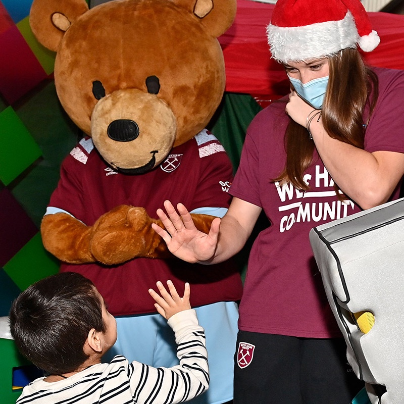 WestHamWomen's tweet photo. 🎄@SophieHillyerd visited the Rainbow Centre at Newham Hospital this week to spread some Christmas cheer before the big day! ⚒️
Read more! ➡️ https://t.co/L0pCk8Q9rW
#PlayersProject | @WHUFoundation https://t.co/Rwpn871k6l