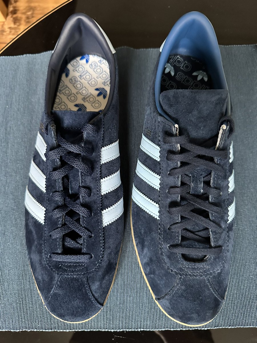 a little comparison of the 2017 and 2022 reissue of the #adidas #berlin 2022: transparent sole, different toe part, shorter tongue, more plastic laces, white insole, inner part dark blue instead of lighter blue quality seems to be better on the 2017 #adiFamily #shareyourstripes