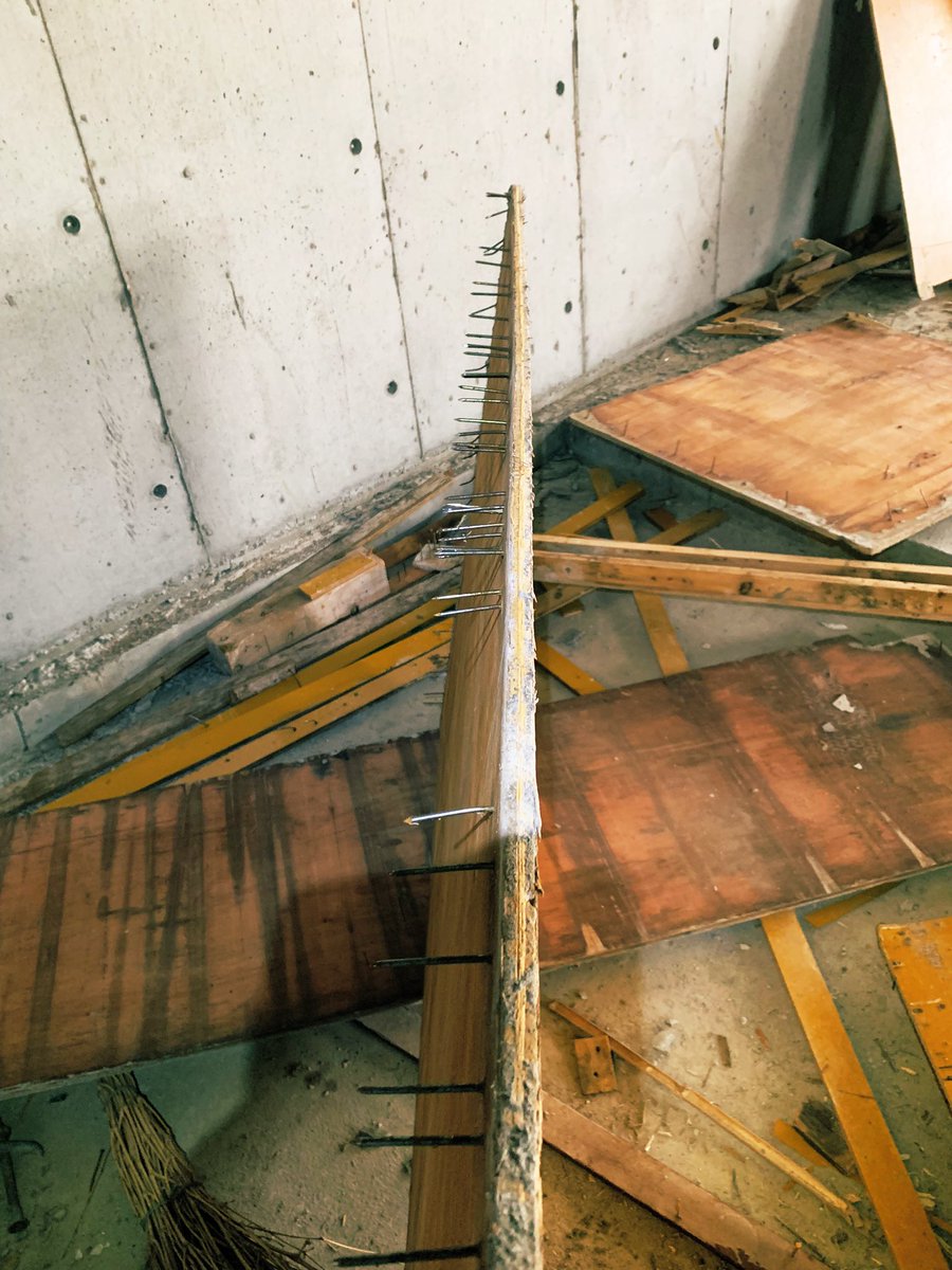 スラブに打つ釘の量じゃない😤