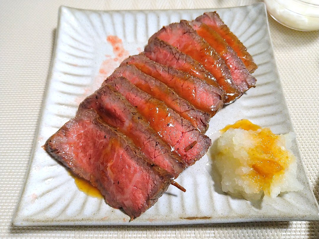 クリスマスなのでローストビーフを作りました。やっぱり自分で作ったものは美味い！！

#おうちごはん