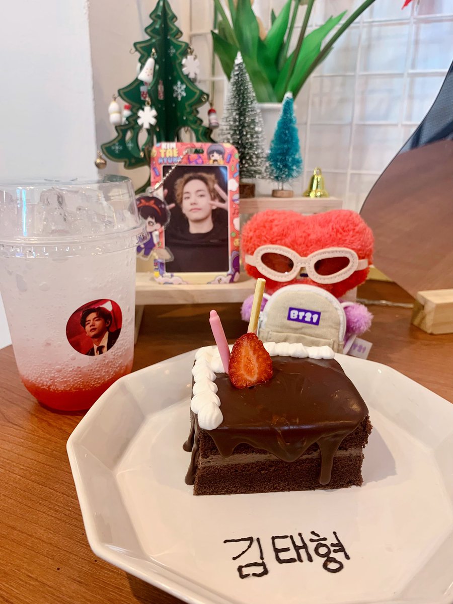 tikktk1a's tweet image. งานน่ารักมากๆเลยค่ะ เค้กอร่อยมากกกกกก ตรีมคริสต์มาสน่ารักสุดๆ🎄🤍🧸

 #Christmastreewithtinyboy