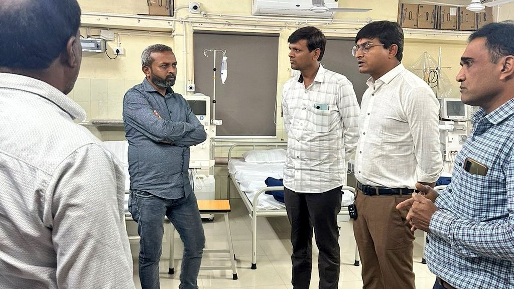 आम आदमी पार्टी गुजरात के विधायक <a href="/KhavaHemat/">Hemat Khava</a> जी, <a href="/SudhirVaghani_/">Sudhir Vaghani</a> जी और <a href="/MakwanaUmesh01/">Umesh Makwana</a> जी ने अपने अपने विधानसभा की अस्पतालों का जायजा लिया!