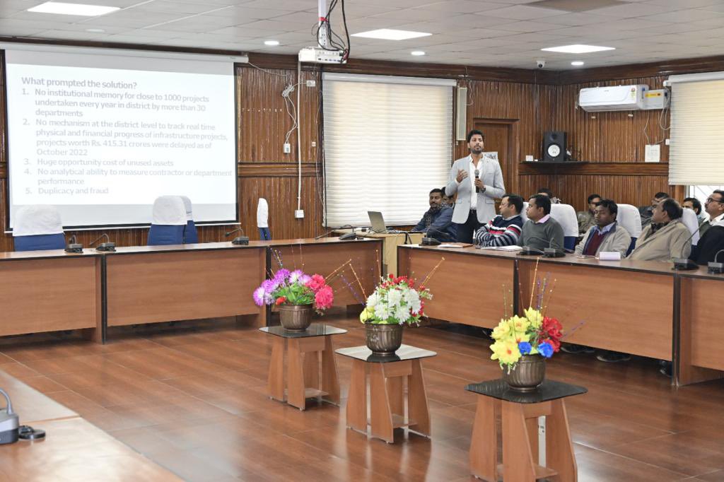 vivek_kmr_singh's tweet image. Presented our digital initiative #DumkaGramSampati on #GoodGovernanceWeek2022 at Dumka Collectorate. Thanks to the Dumka Administration and Specially @karnsatyarthi sir for this great initiative towards Digital India and Good Governance. 
#DigitalIndia