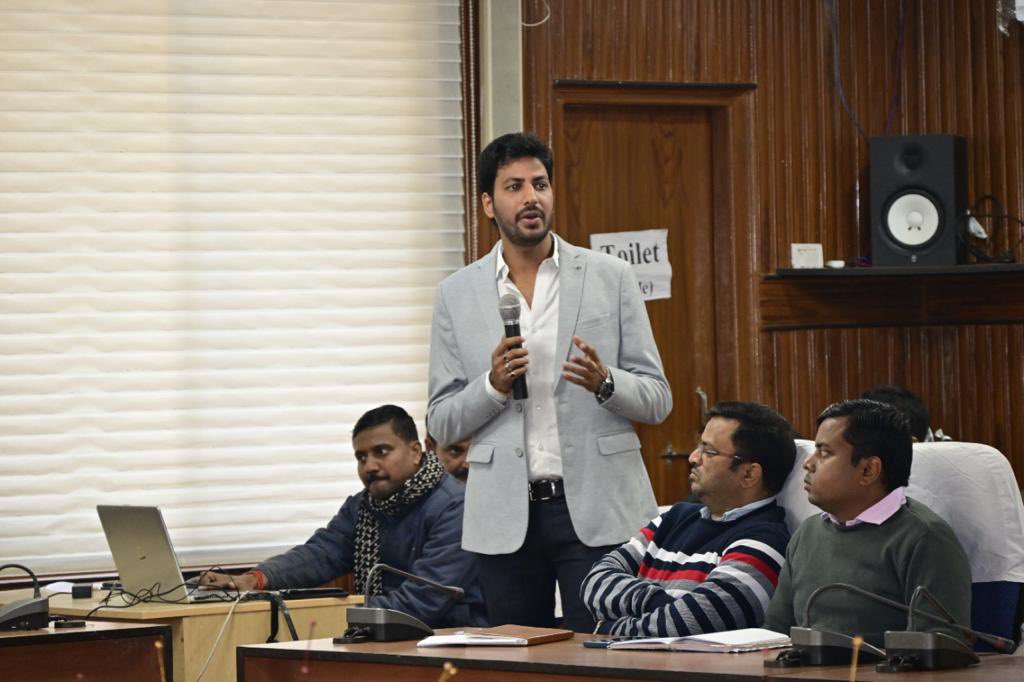 vivek_kmr_singh's tweet image. Presented our digital initiative #DumkaGramSampati on #GoodGovernanceWeek2022 at Dumka Collectorate. Thanks to the Dumka Administration and Specially @karnsatyarthi sir for this great initiative towards Digital India and Good Governance. 
#DigitalIndia