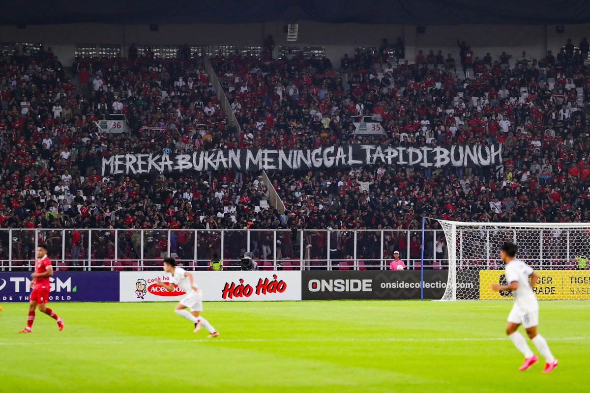 panditfootball's tweet photo. Dukungan dan kritik dari para suporter yang hadir di GBK kemarin. Salam hormat!

#UsutTuntas 
#UsutTuntasTragediKanjuruhan https://t.co/xFx7NV6hXi