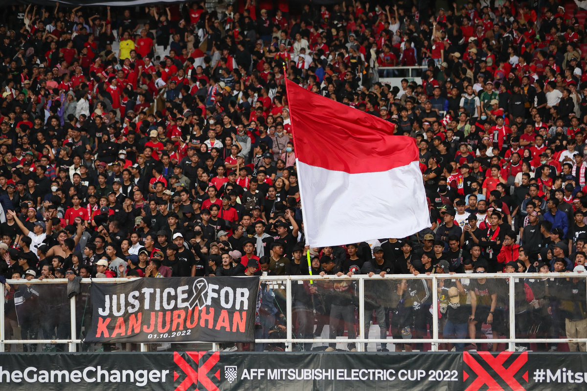 panditfootball's tweet photo. Dukungan dan kritik dari para suporter yang hadir di GBK kemarin. Salam hormat!

#UsutTuntas 
#UsutTuntasTragediKanjuruhan https://t.co/xFx7NV6hXi