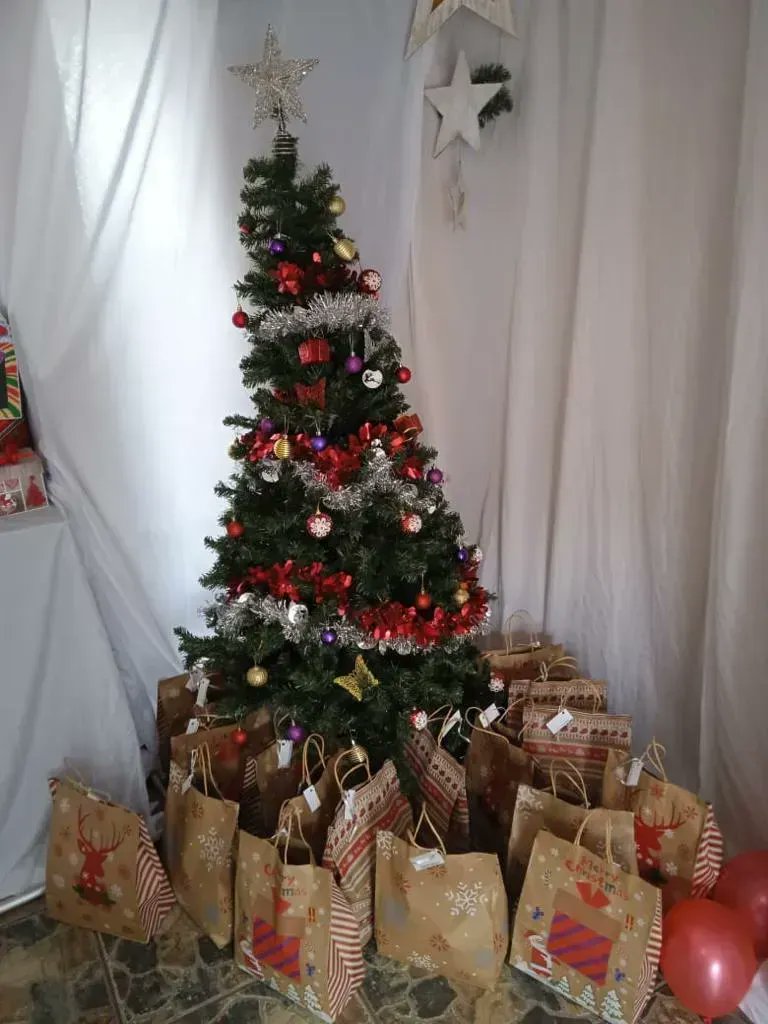 YOUFM898's tweet photo. #YOUCARES making Christmas special at Rakatane place of safety in Tlhabane. 
YOUFM team spread joy and happiness by hosting a Christmas party for the children. A fun-filled day with games, treats, a special lunch and Christmas gifts for each child. 

Wishing YOU a Merry Christmas https://t.co/msqb88cdc1