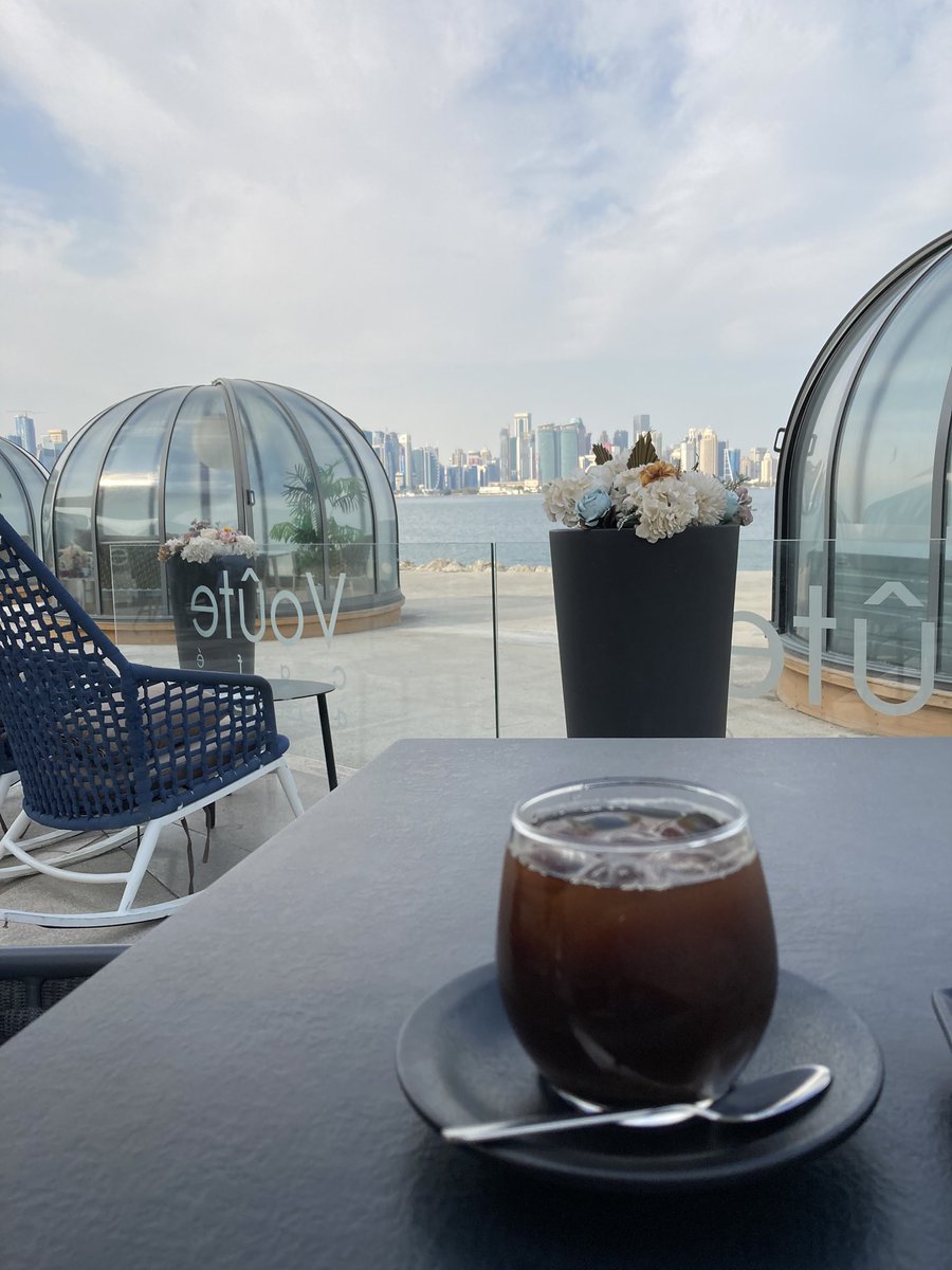 nobukichi_san's tweet photo. ドーハMIA Parkの端にあるVoute Cafe
海の向こうにWest Bayの高層ビル群が見えて、見晴らしがいい。
少し歩かないと行けないので混んでない。ゆっくりできる穴場。
#ドーハ
#Cafe
#Voute Cafe https://t.co/hFQagNtzy1