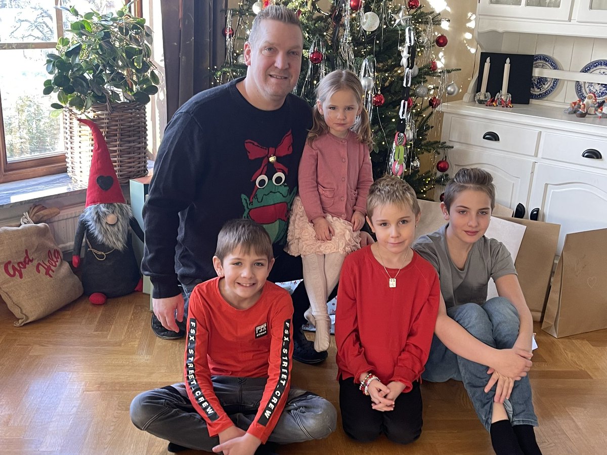 Kim gaming tweet media