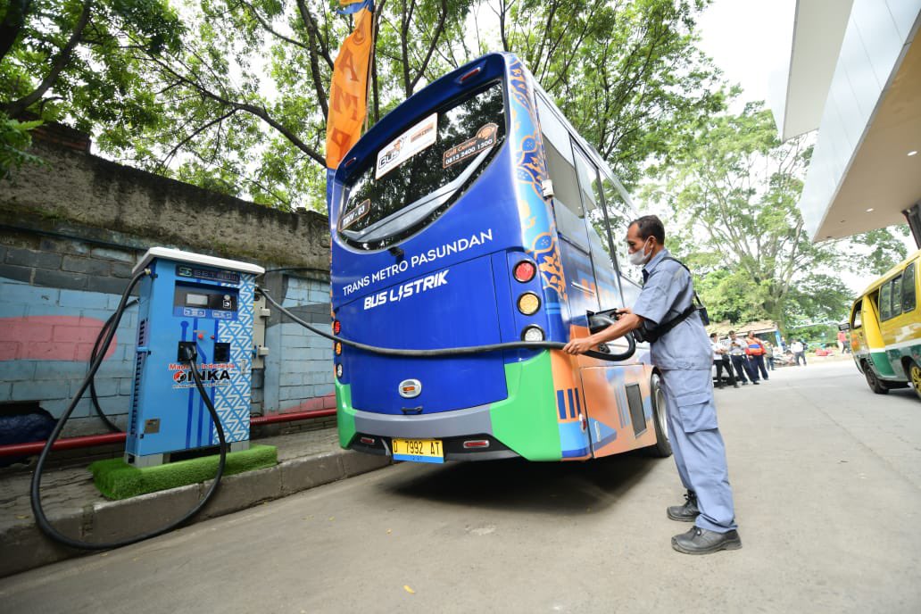 Hari ini, kick off angkutan massal Bandung Raya Go Green di Terminal Leuwi Panjang. Tahun depan, Bus Rapid Transit ini akan jadi solusi reformasi transportasi umum di kawasan Cekungan Kota Bandung. Semoga jadi jawaban keresahan warga Bandung. #JabarJuara #IndonesiaJuara -Admin-