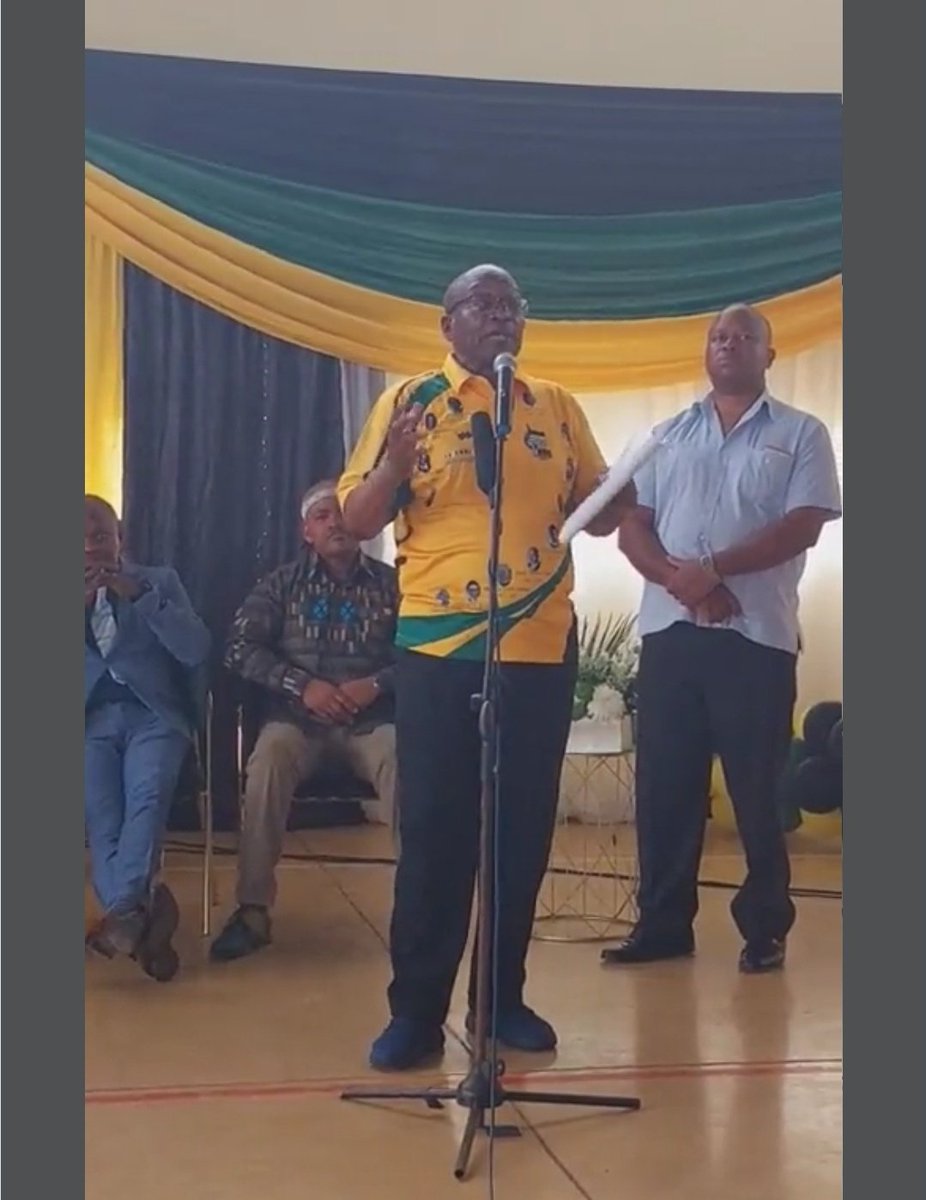 ProudVenda's tweet photo. @SundayWorldZA Zuma loved Mampitsha shem😥❤ Yoh, I'm emotional right now😭😭💔

watch this  https://t.co/E68OBbTzS7

Rip Mampitsha #ripmampintsha https://t.co/7LB9GKYlh4