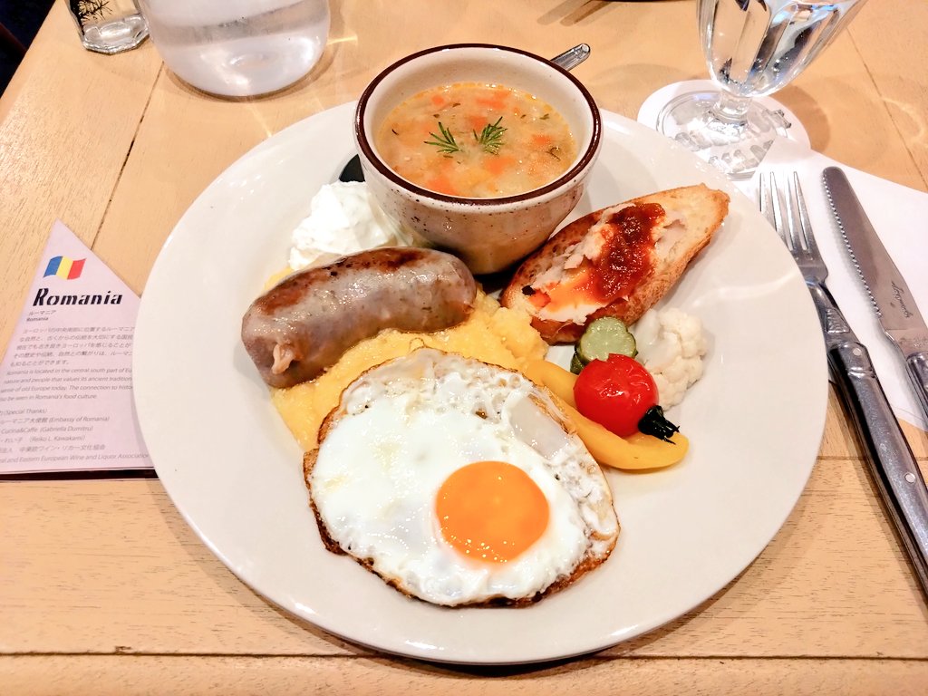 「今日は世界のあさごはんで、久々にルーマニア料理を食べてきた!ママリガうまかったw」|ブラムラのイラスト