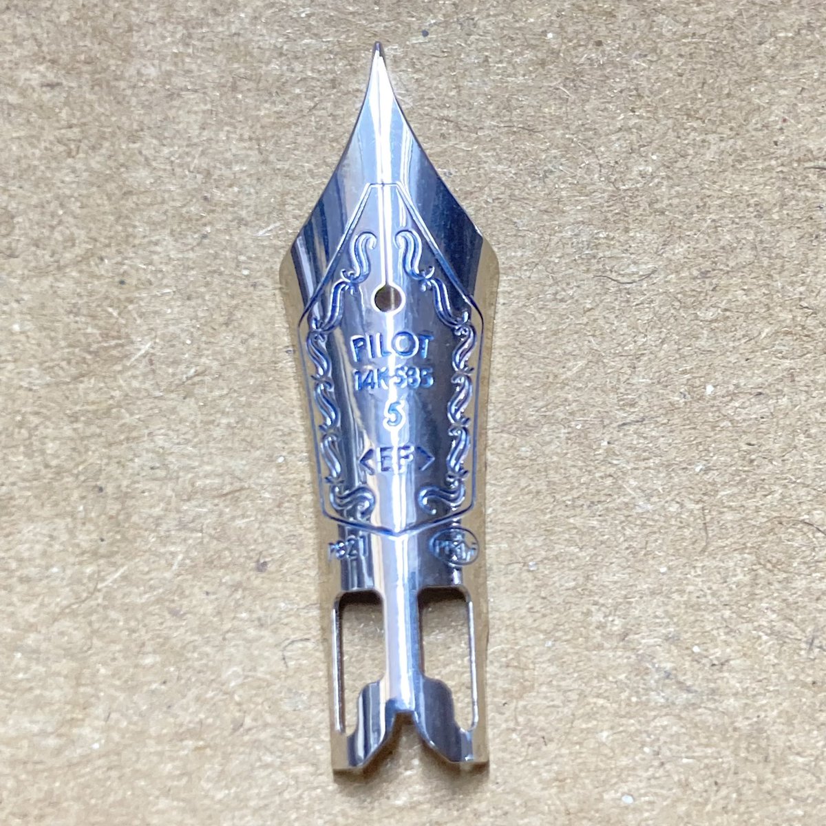 パイロットのペン先に、 コストカット穴があいてた。 ついに5号にも