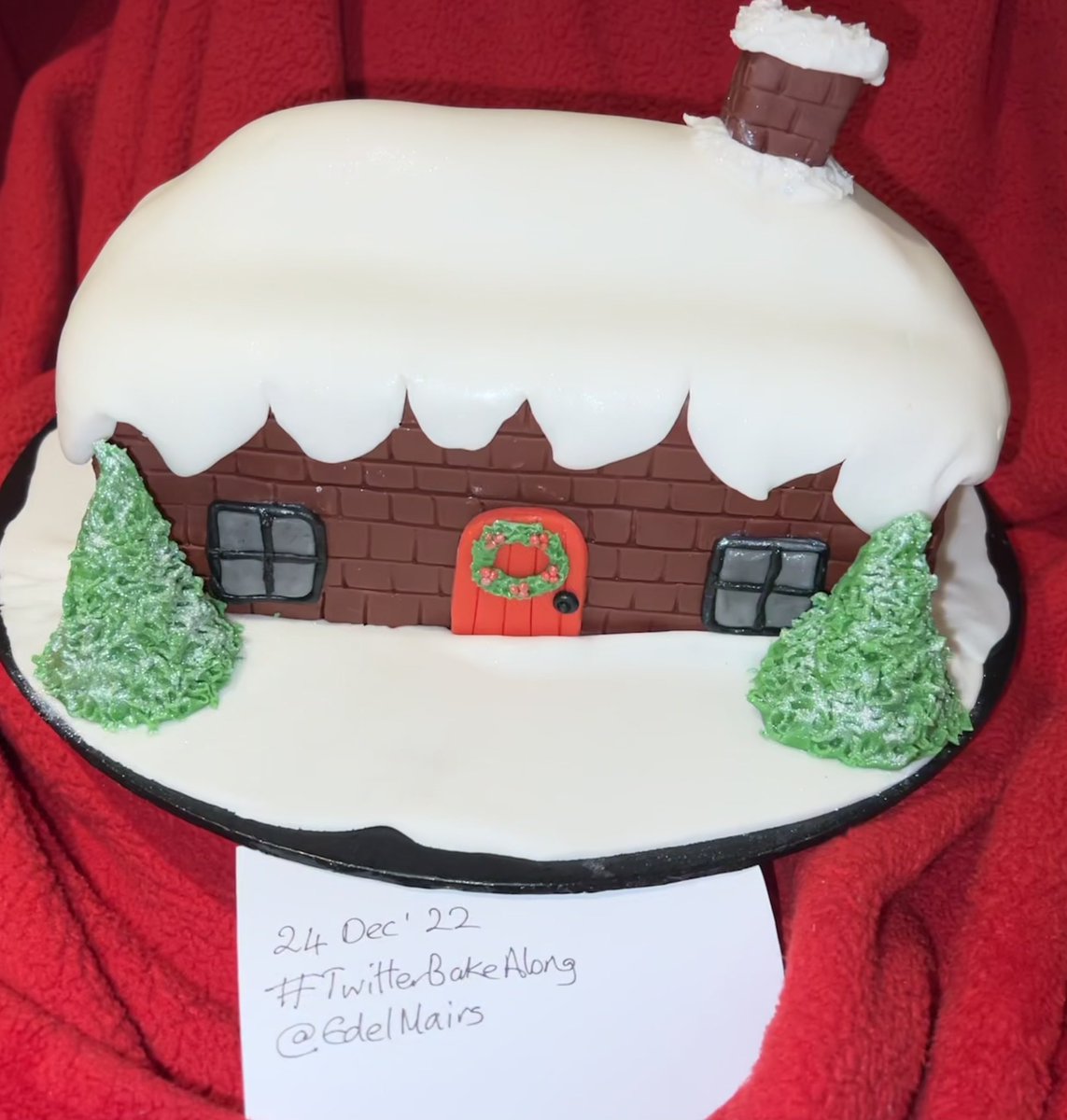 EdelMairs's tweet image. My #twitterbakealong #festivebakes contribution. Lemon drizzle with lemon buttercream covered in way too much fondant! Egg free &amp;amp; nut-free #allergies Merry Christmas everyone!🎅🎄
@thebakingnanna1 @Rob_C_Allen