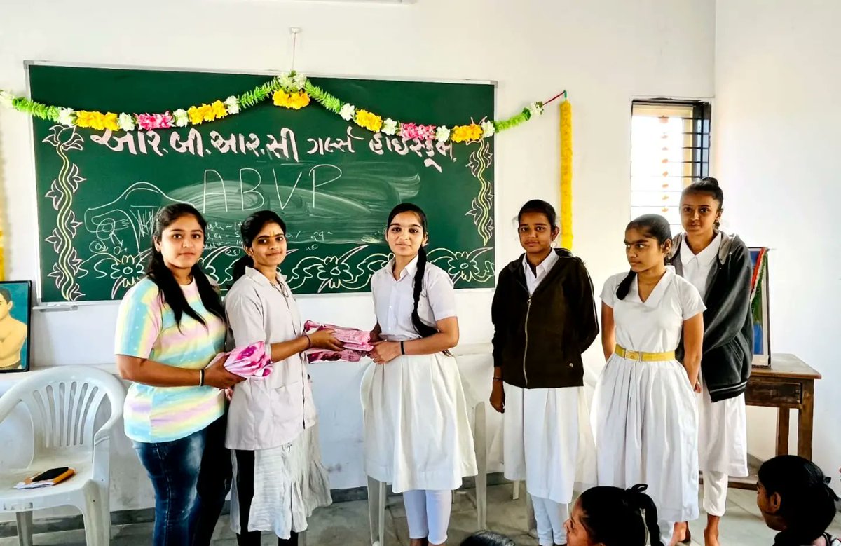 SFS_Gujarat's tweet photo. सेवार्थ विद्यार्थी, कर्णावती महानगर इकाई के नरोडा भाग (निकोल नगर, नरोडा नगर , असारवा नगर, कोट विस्तार नगर) द्वारा विद्यालय तथा सेवा बस्ती में ऋतुमति अभियान अन्तर्गत सैनिटरी नैपकिन का वितरण किया गया तथा माहवारी स्वास्थ संबंधी विषय में जानकारी दी गई.।
@ABVPGujarat 
@ABVPAhmedabad https://t.co/jb7jguQvXL