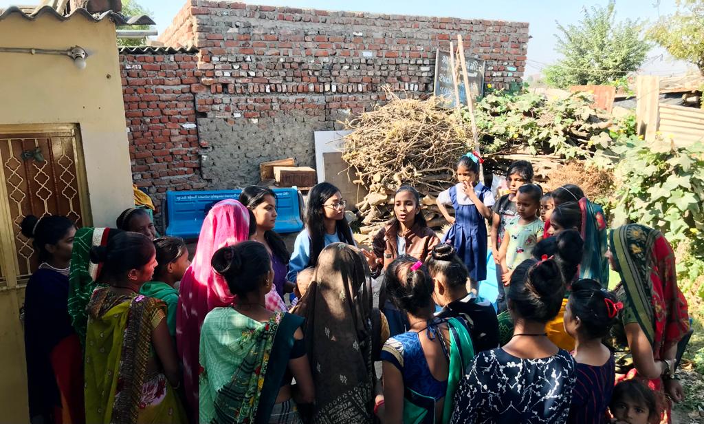 SFS_Gujarat's tweet photo. सेवार्थ विद्यार्थी, कर्णावती महानगर इकाई के नरोडा भाग (निकोल नगर, नरोडा नगर , असारवा नगर, कोट विस्तार नगर) द्वारा विद्यालय तथा सेवा बस्ती में ऋतुमति अभियान अन्तर्गत सैनिटरी नैपकिन का वितरण किया गया तथा माहवारी स्वास्थ संबंधी विषय में जानकारी दी गई.।
@ABVPGujarat 
@ABVPAhmedabad https://t.co/jb7jguQvXL