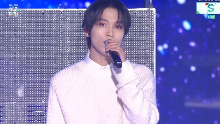 haechanprints's tweet photo. graduation haechan 🤍🎤 https://t.co/KEYIxRYWjk