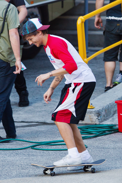 todays1dhistory's tweet photo. Wishing the very happiest of birthdays to the wonderfully talented, incredibly thoughtful, and marvelously kind Mr. Louis Tomlinson -- #HappyBirthdayLouis !! 🥰🥰🥰 https://t.co/nndz27xfMO