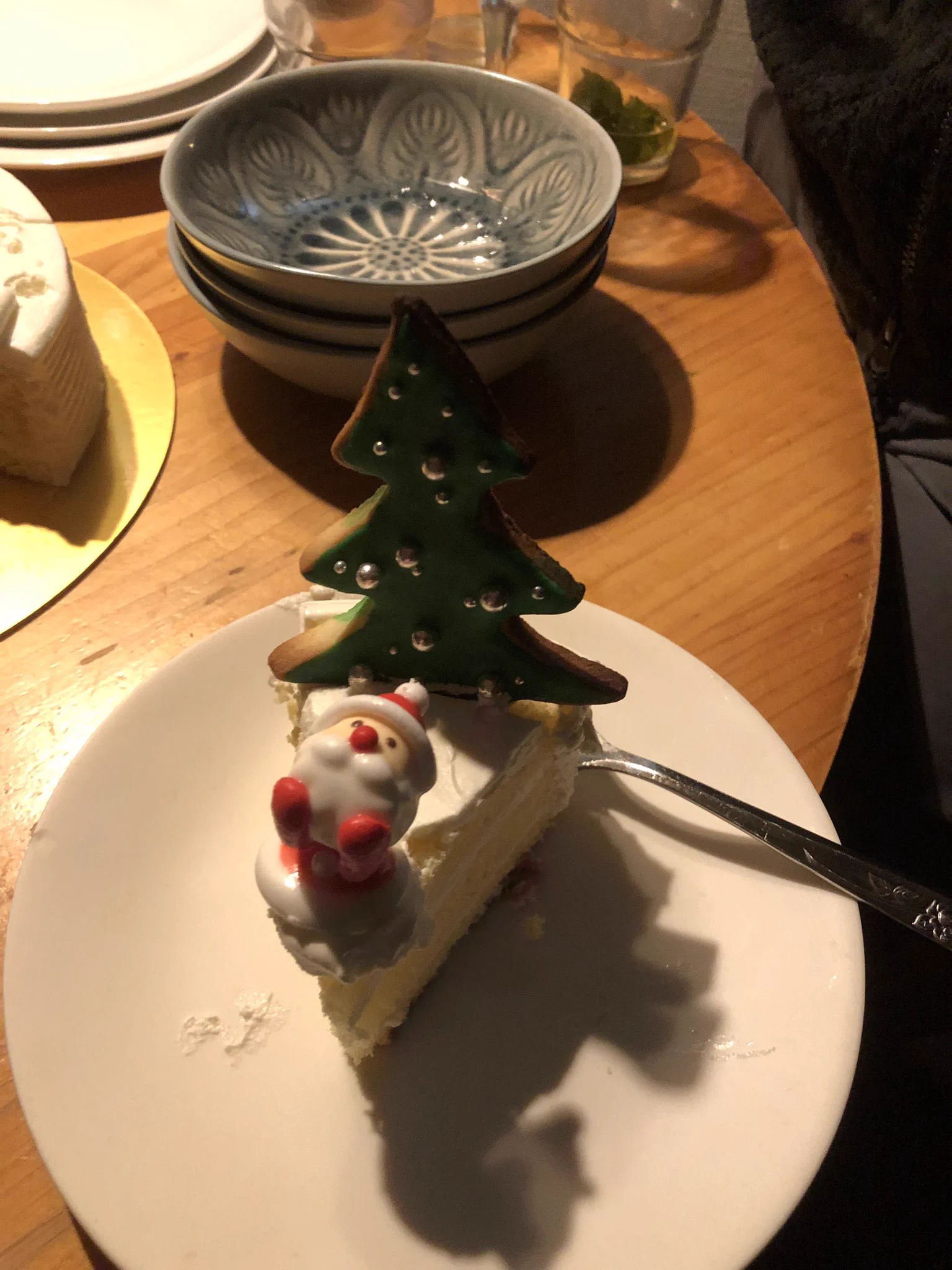 @siroyagishugo 自分寺生まれなんですが今日友達がクリスマスパーティーしてくれて、めっちゃ幸せを噛みしめていた時にこの4コマみてビビりました。
なおじゃんけんで切り分けて取ったケーキにもサンタいました笑 