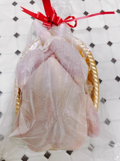 今年も恒例の二段ケーキ作った!!丸鶏も買えて嬉しい 