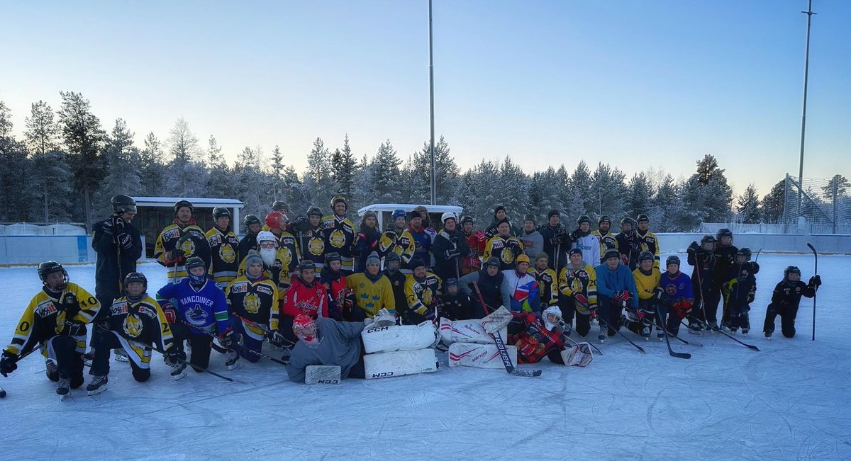AlbinThyni's tweet photo. Julhockeyn spelad! kalle på tv! allt är i sin ordning. GOD JUL! https://t.co/GMAbiBP9tc
