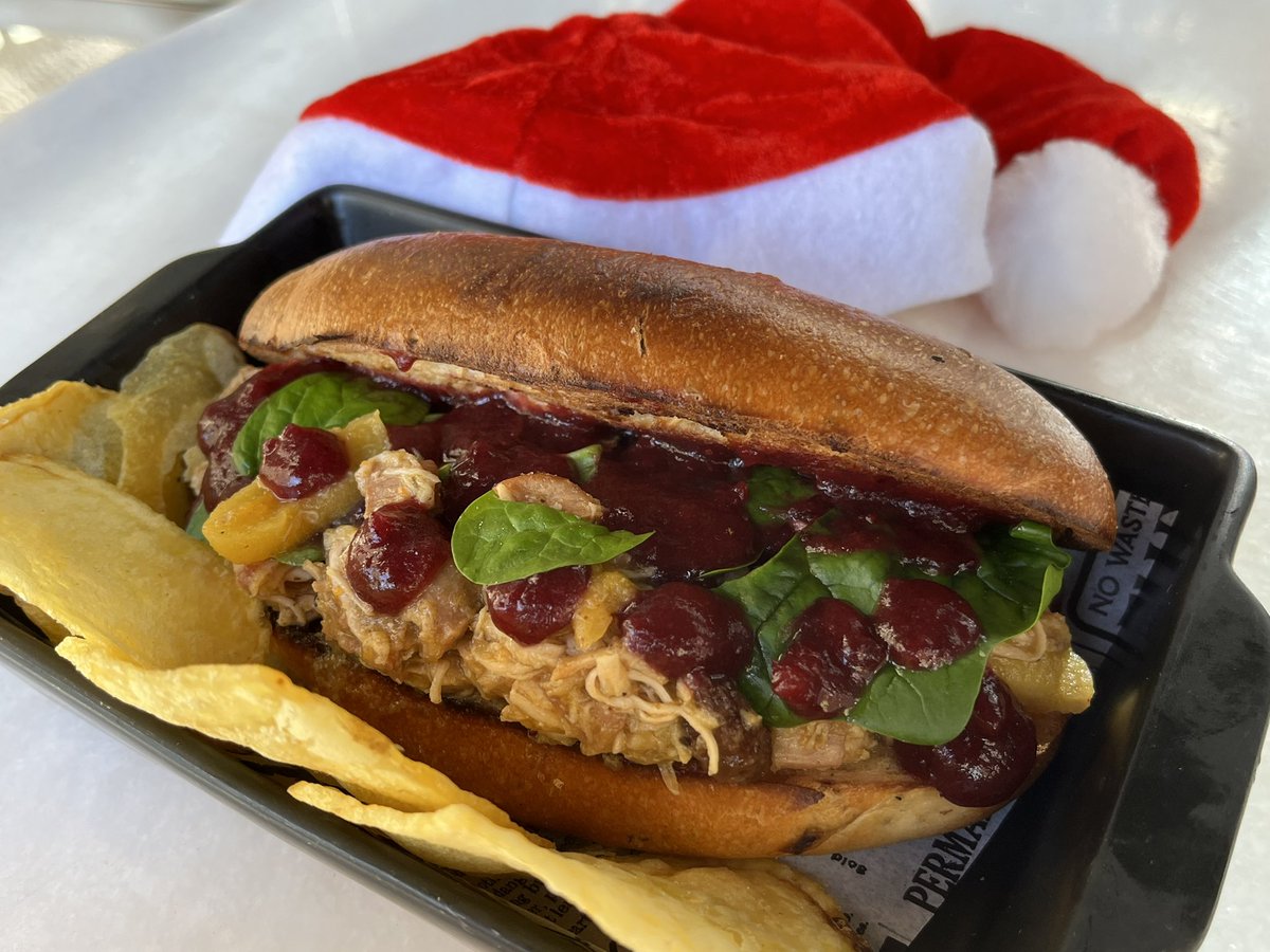 Novedades para estos días especiales:

- VouleVardier: con Jack Daniels, Campari, vermut Lustau y naranja 🍸

- ‘Vocata’ de pavo al moscatel con frutos de temporada, espinaca fresca y salsa de arándanos 🫣😋

¡Abrimos todos los días! 
🎅🏻🥂🙌🏻