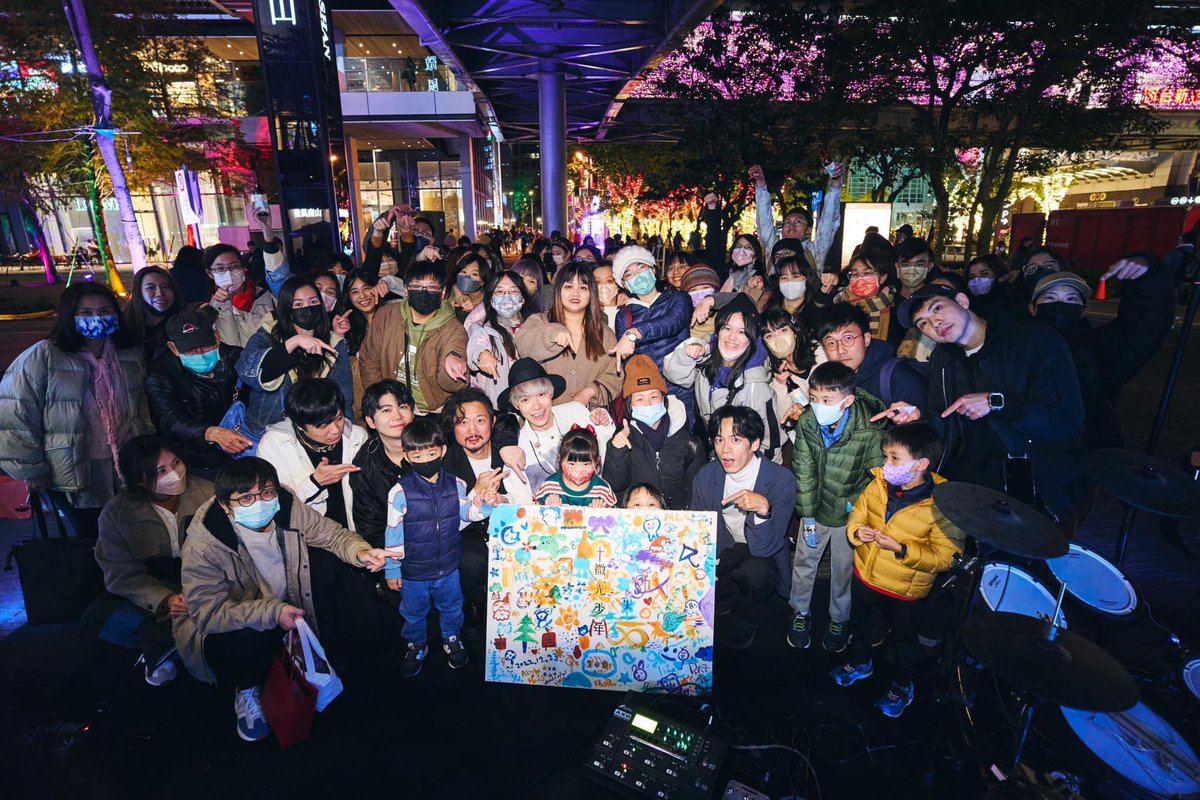 TOLTaiwan's tweet photo. 一緒に輝いた夜はいつまでも忘れられない。 
あの日に一瞬の光、一つ一つの音、私たちはお互いに見つけた。 クリスマスの前に一緒に過ごすのは、最高のプレゼント交換になりました。  次回は信号を残して、一緒に思い出を刻める日を、すでに楽しみにしています。メリークリスマス🌲

#植光計画2022 https://t.co/pgFVsU82jD