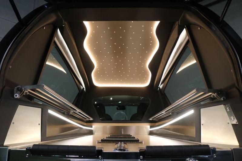 Ce corbillard conçu avec un Model 3