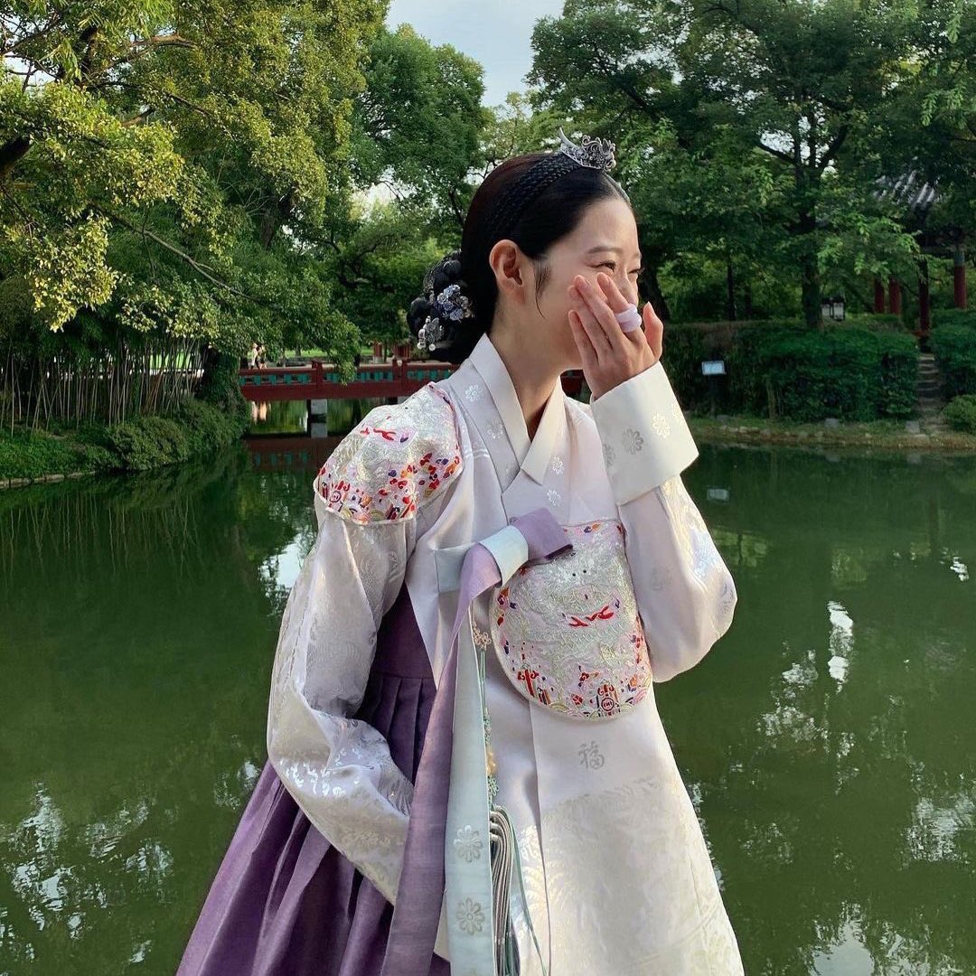 Please open the way for the crown princess, Minju 👰 here's the glimpse of behind the scene from my on going drama, despite my role as dainty princess here not gonna lie that i often want to laugh and smile ;D but I'll try my best! so don't forget tonight will be the 4th EPs.