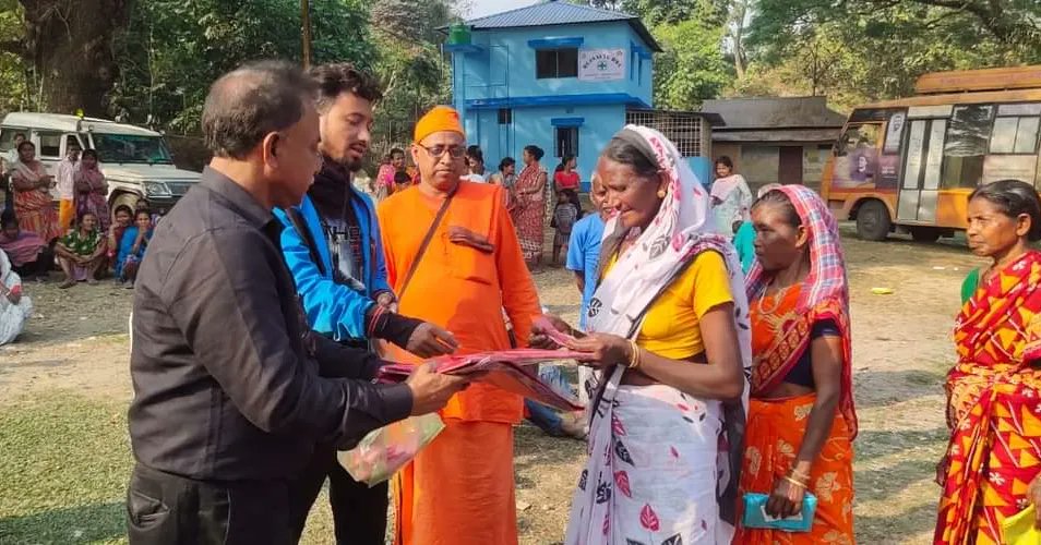 ForestDeptWB's tweet photo. Madarihat Range, Jaldapara arranges ‘clothing distribution’ camp for the needy

To read more:https://t.co/b72c60ROgJ
.
.
.
.

#wbforestdepartment #DistributionCamp #woollens #WBGovernment #joldaparaforestdepartment #madarihat #clothdistribution #northbengal https://t.co/0j5c5IU4lo