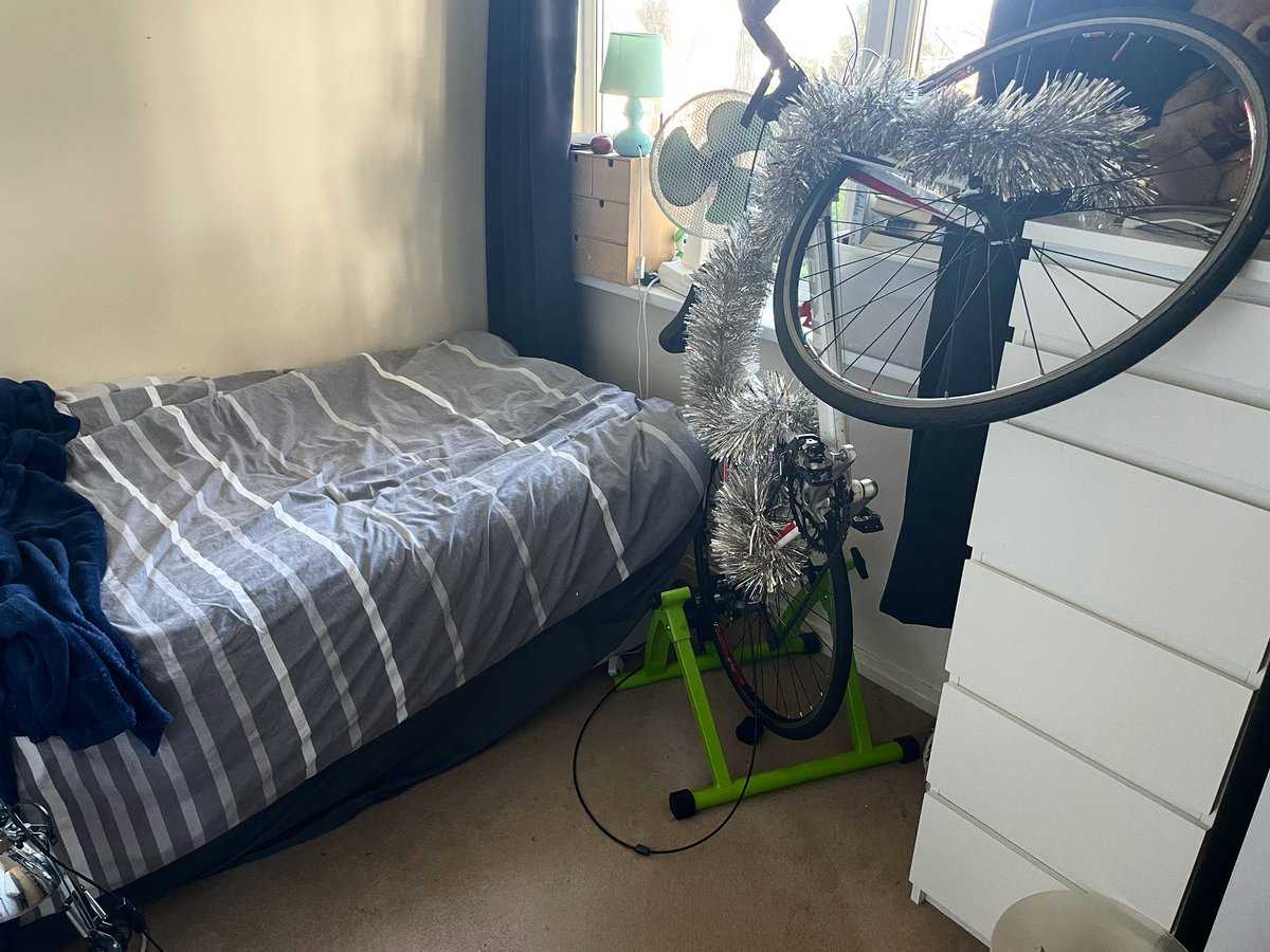 Michelle_Haigh1's tweet image. Well Louis’ room looks like a bedroom again instead of an Amazon warehouse, except for the bike, but the tinsel is doing a good job of disguising that. #GettingReadyTomove