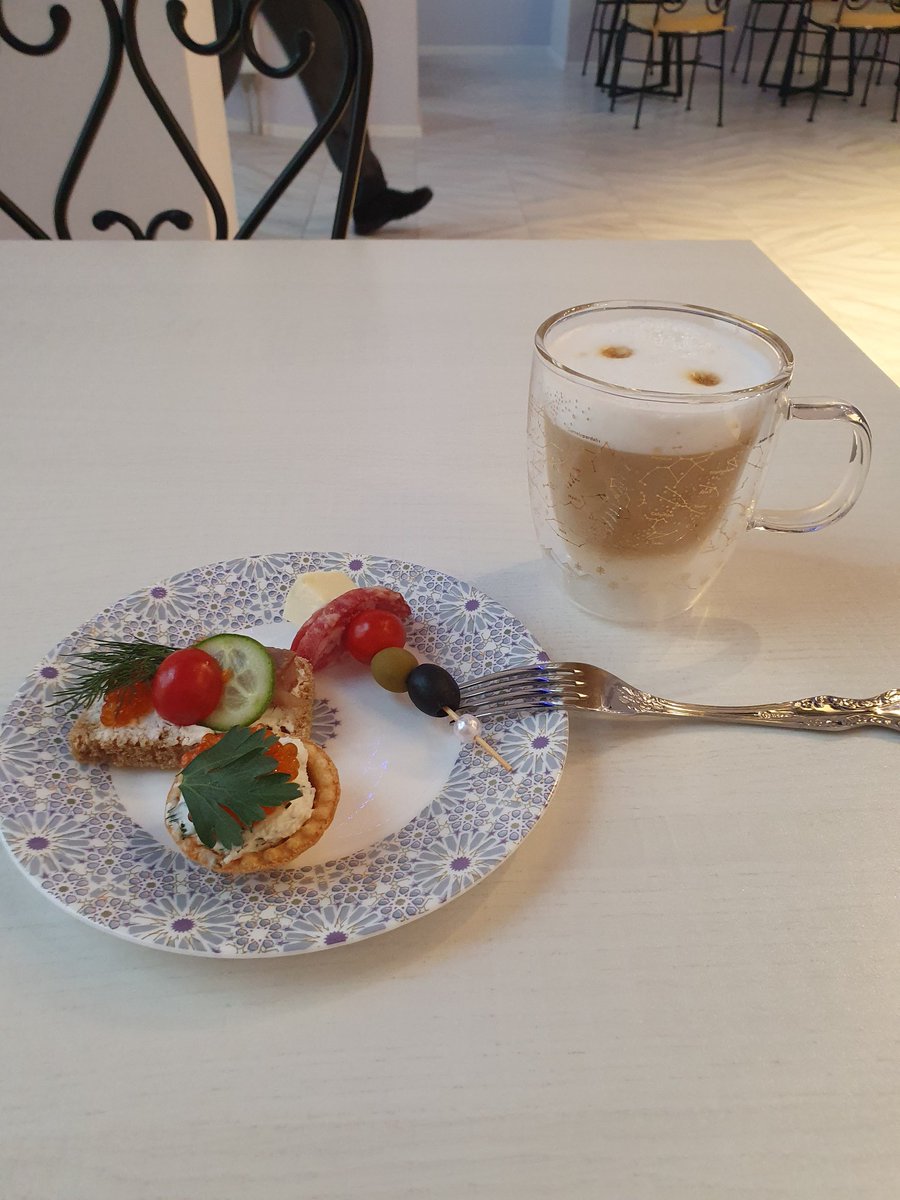 _indriz's tweet photo. Новая кафешка открылась.  Я зашел только чтобы купить кофе, а мне решили сделать скромный подарок виде тарелки закусок, еще брау��и принесли

#Москва #новоекафе #открытиекафе #хорошееместо https://t.co/20Vuie5MJS