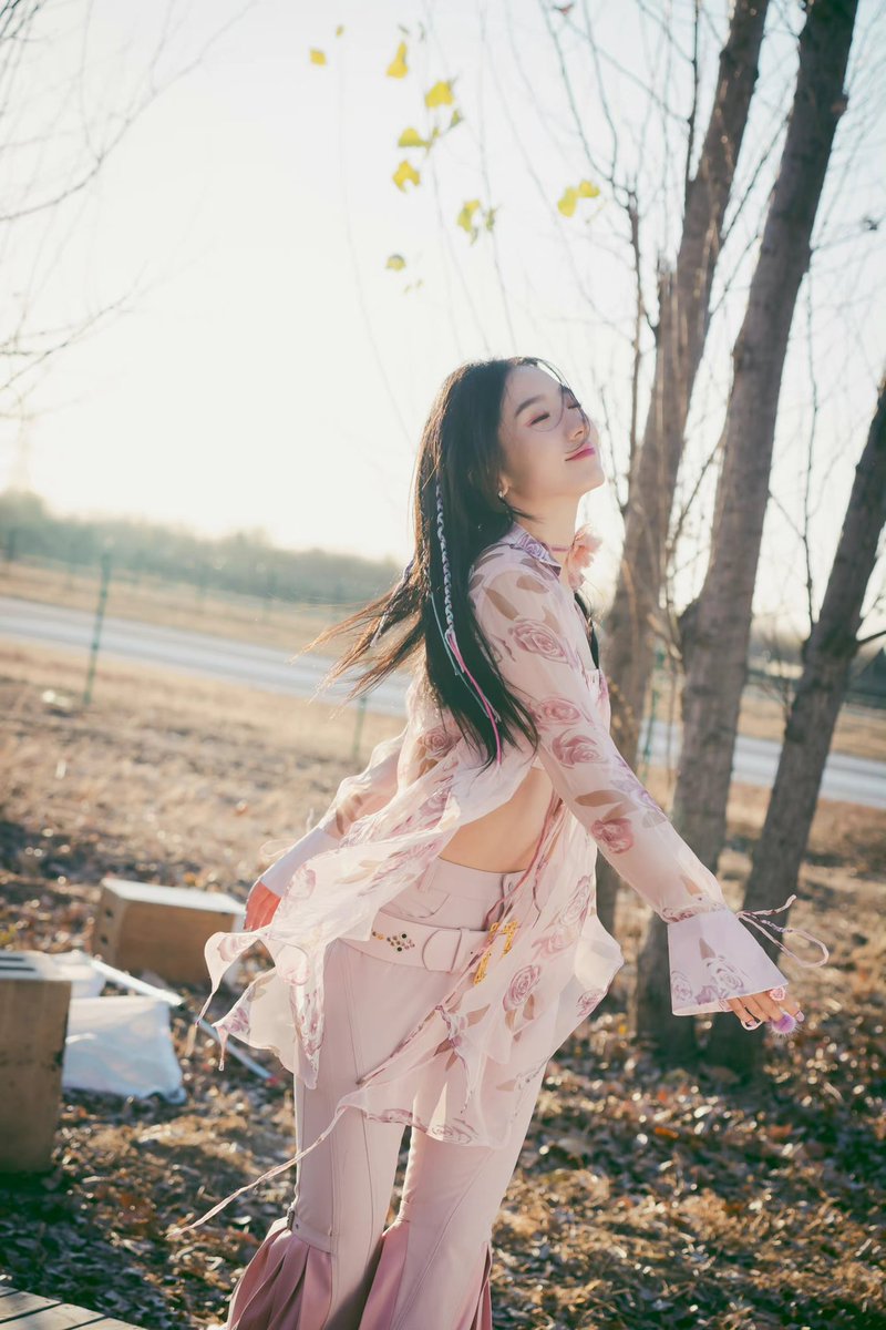 m_meiqifanspage's tweet photo. #MengMeiQi
【PIC】Flyer’s MV Behind the scene (1)
Cr . Photographer @ WH3
#Dance #wjsn #เมิ่งเหม่ยฉี #孟美岐 #맹미기 #CPop #우주소녀 #music #kpop #미기 #Meiqi #whitefrequency #flyer https://t.co/sP4MvPo4XK