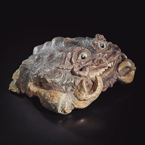CuriosMuseum's tweet photo. Late Victorian art pottery known as Martinware, which depicts a horrifying crab with a grotesque human face. Made by Robert Wallace Martin in June 1880, from salt-glazed stoneware. ⁣
⁣ https://t.co/M9fYOyCMxe