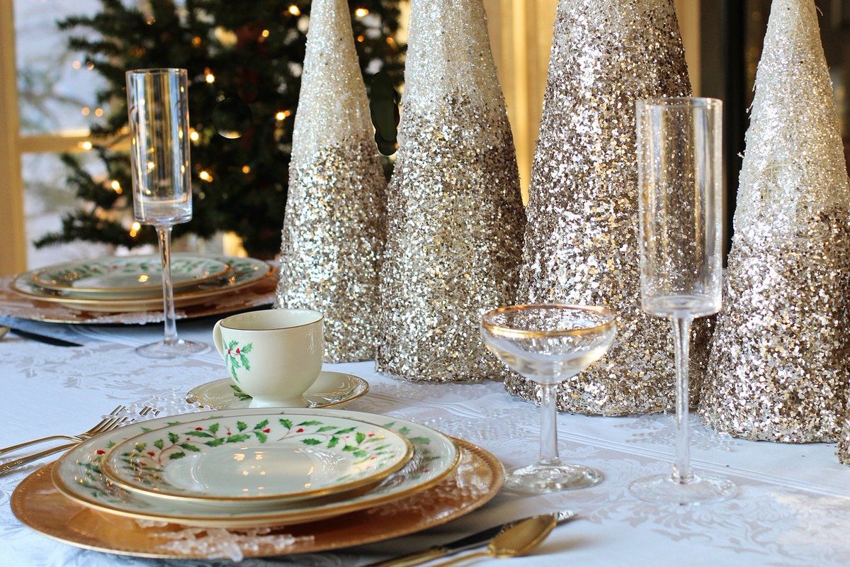 RAEinforma's tweet photo. Consultas de la semana | ¿Se escribe «Nochebuena», «nochebuena», «Noche Buena» o «noche buena»?

El nombre de la festividad se escribe con mayúscula y preferiblemente en una sola palabra: «Nochebuena» (aunque también es admisible «Noche Buena»). Lo mismo se aplica a «Nochevieja». https://t.co/CUi7nlC0RN