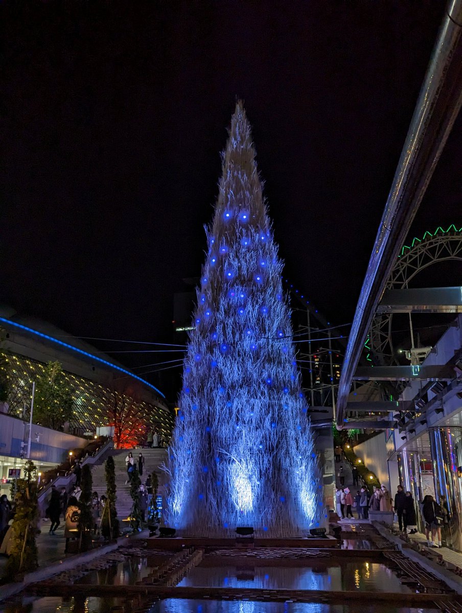 miti_1980's tweet photo. 東京ドームのクリスマスツリーきれいです。
ちょうどKinKi Kidsのコンサートやってました😆 https://t.co/K8Hwlzk0U1