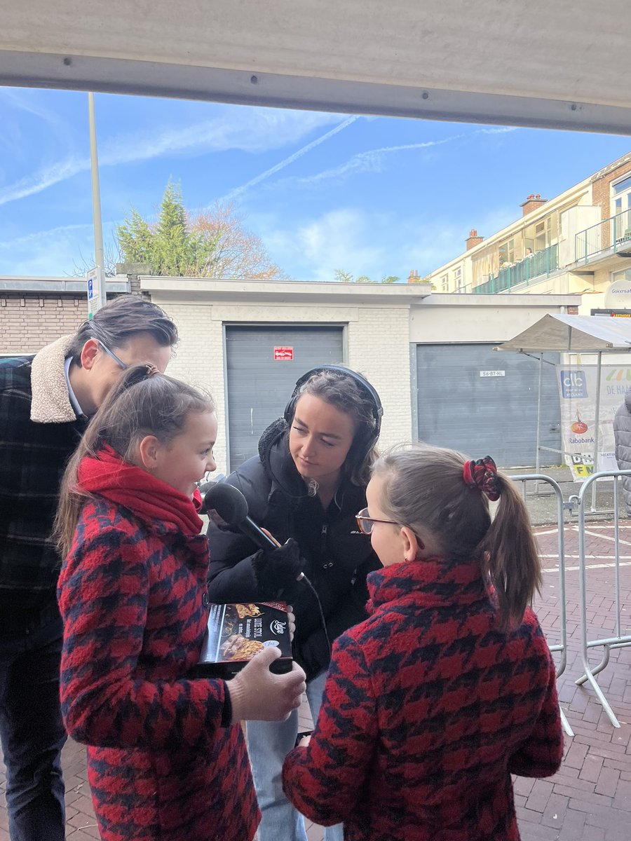 Weer een prachtige Kerstvers actie op de Haagse Markt voor de Voedselbank. Een shopper vol groente en fruit en wat speelgoed en een kerststol.
