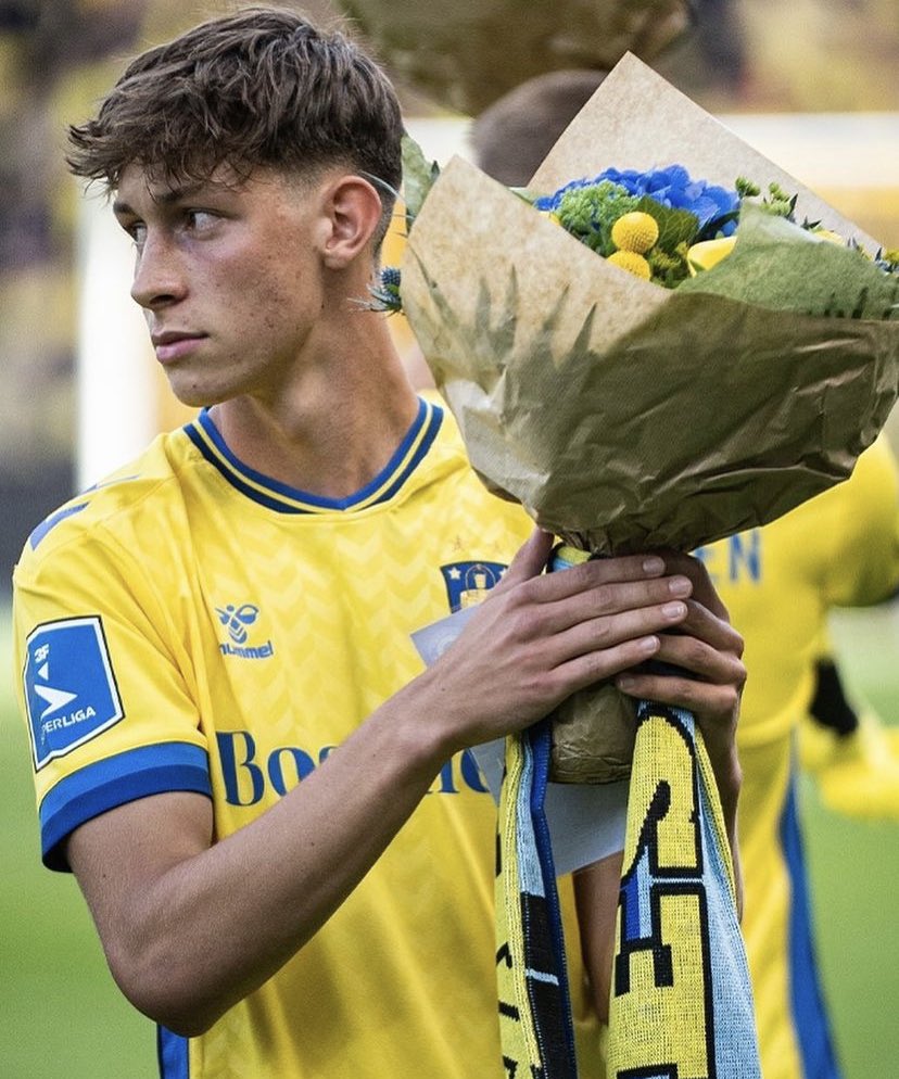 Oscar #Schwartau (16) 🇩🇰💎

Lets talk about one of the biggest talents in Denmark. He is the youngest player in Brondby’s history at the age of 16 years and 61 days he made is debut. On August,14 he scored his first goal for the club. #Brøndby 

(1/3) ⬇️