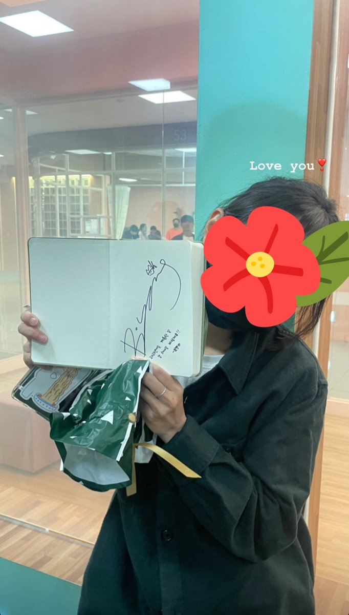 boyoung_jjing's tweet photo. Boyoung gave christmas presents to her ddos personal staff and filming staff 💕

Today's filming, staff wore santa costume🎄🧑‍🎄 https://t.co/6kCFmpR4Hp